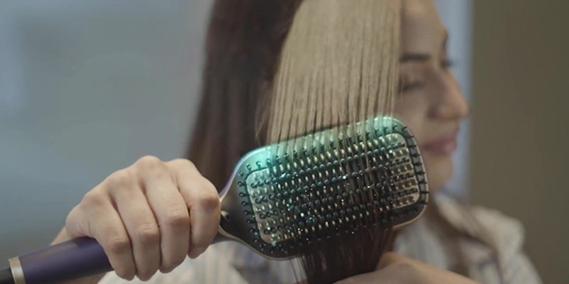 Model-Using-Hair-Straightener- Brushes