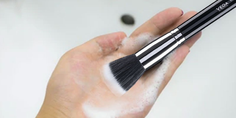 Clean-Professional-Makeup-Brushes