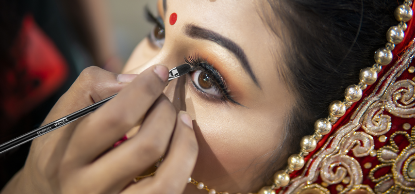 Using-Vega Professional Eyelid Applicator