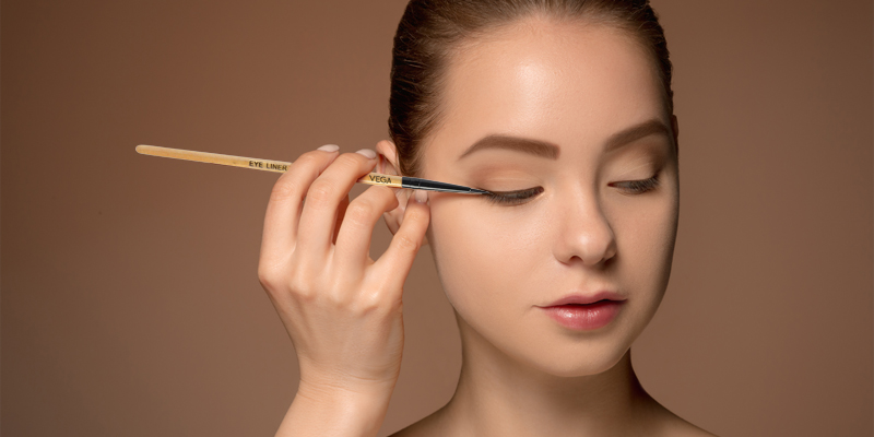 Woman-using-eye-Makeup-Brush