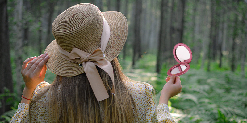 Woman-Using-Vega-Compat-Mirror